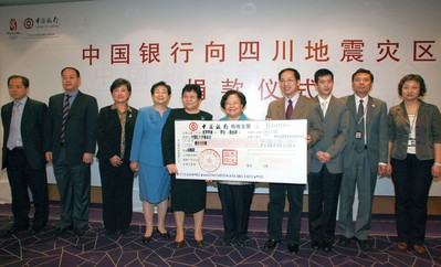2008年5月14日上午，張燕玲副行長將一張面額1,000萬的現(xiàn)金支票交到了中國紅十字會(huì)總會(huì)彭珮云會(huì)長手中，代表中國銀行向汶川地震受災(zāi)地區(qū)人民捐款。