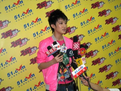圖為劉力揚作為“51.com名人堂，唱享2008”廣州站的嘉賓，攜新專輯《我就是這樣》于2008年7月25日在廣州江南大戲院接受媒體采訪。