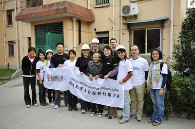 Group photo of CIGNA & CMC volunteers and benifited household