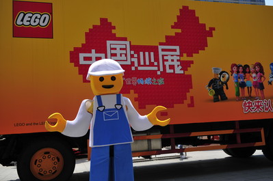 樂高卡車從北京出發(fā)，陸續(xù)開往天津、杭州、武漢等地，為當?shù)睾⒆觽儙g樂和禮品。