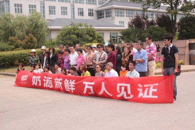 市民參觀衛(wèi)崗牧場(chǎng)，見(jiàn)證奶源新鮮