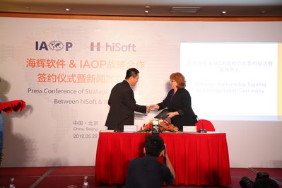 海輝與IAOP雙方代表簽約（左：海輝軟件董事長孫振耀；右：IAOP首席執(zhí)行官 Debi Hamill）