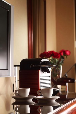 Nespresso®咖啡機(jī) -- 全新升級(jí)的行政客房均提供Nespresso® 咖啡機(jī)及附贈(zèng)不同口味的咖啡膠囊、進(jìn)口精選茶包讓旅客盡享便捷、舒適的私人空間。