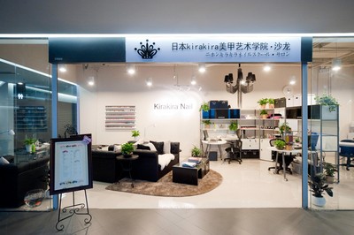 在首屆奢侈品展會現(xiàn)場，參觀者可一睹日本 KiraKira 美甲高級講師 Rachel Lai 的風(fēng)采，并可就相關(guān)時尚問題進行咨詢。