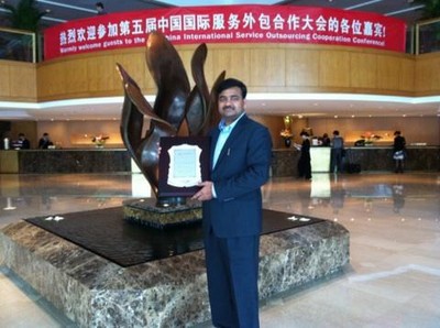Infosys中國副總裁、Infosys公共事業(yè)部負責(zé)人Naren Gogula先生代表Infosys中國領(lǐng)取“十大在華全球服務(wù)供應(yīng)商”獎牌
