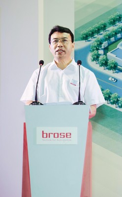 付長生（重慶沙坪壩區(qū)副區(qū)長）在重慶博澤工廠開業(yè)典禮上致詞。 