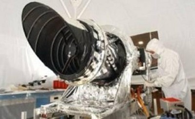 一名波爾航天的員工正在準(zhǔn)備 HiRISE 相機(jī)，以便裝到 NASA 火星勘測(cè)軌道飛行器上