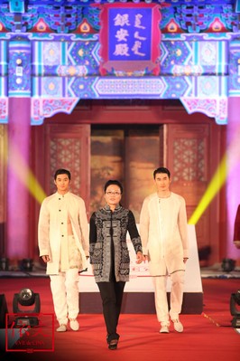 依文集團(tuán)董事長引領(lǐng)時(shí)尚模特集體亮相，為愛心時(shí)尚秀華彩謝幕