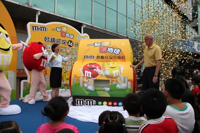 在沃爾瑪商場舉行的“一起‘趣’愛地球”環(huán)?；顒游舜笈櫩? width=