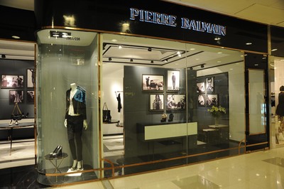 巴爾曼(Pierre Balmain)品牌首家落戶國內(nèi)的鞋履及手袋店剛于9月下旬開業(yè)，裝潢別具法式韻味。