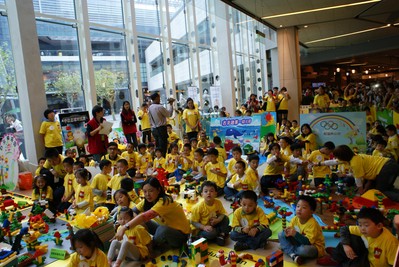 2012樂高智拼大賽團體組比賽中，小朋友們焦急地等待最終結(jié)果
