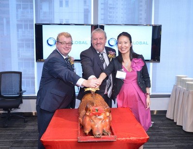 左起:全球銷售總監(jiān)Gerard Delaney、行政總裁Peter Sewell及亞太區(qū)資深副總裁韓祖恩主持切燒豬儀式。