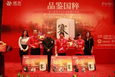  張暉（中）、余華侃（左）、朱燕（右）分獲總決賽冠、亞、季軍
