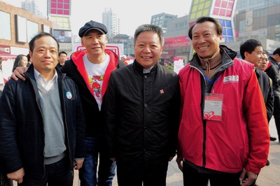 （從左至右）上海市血液中心主任朱永明、觸動傳媒創(chuàng)始人兼執(zhí)行主席馮暉中、上海市副市長沈曉明、“獻血達人”陳澤人