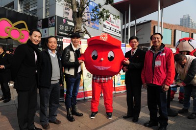（從左至右）上海市血液中心副主任沈行峰、上海市血液中心主任朱永明、觸動傳媒創(chuàng)始人兼執(zhí)行主席馮暉中、上海市紅十字會常務(wù)副會長馬強、“獻血達人”陳澤人