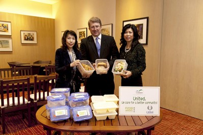 亞洲博聞與會展管理公司支持“惜食堂”(Food Angel) 的行動“對抗饑餓 . 捐出食物”，攜手參與“惜食堂”的食物回收計劃 (左起：“惜食堂”行政總監(jiān)陳妙瑜，中：亞洲博聞執(zhí)行副總裁麥高德，右：會展管理公司董事總經(jīng)理梅李玉霞)