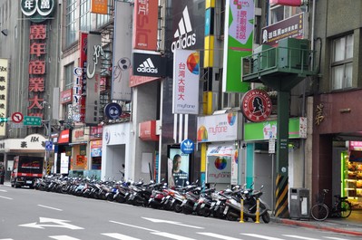 無論機車、轎車、自行車，無論多么狹窄的街道，都停得整齊劃一。