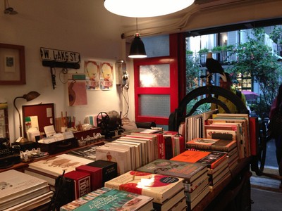 與其說好樣本事是家書店，不如說是一間生活店，熱愛旅行的女老板從全世界淘來生活物件與客人們分享