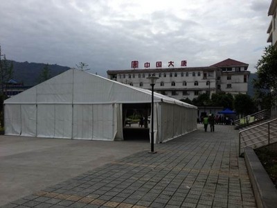 第一座篷房已于4月24日在天全縣臨時(shí)綜合救災(zāi)中心附近完成搭建，為無(wú)家可歸的地震災(zāi)民提供暫避之所
