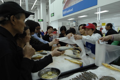 杭州山姆店開業(yè)第一天，顧客踴躍搶購新鮮的黃魚