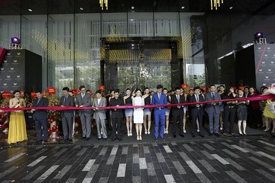 從左到右：Brian Segrave, 廣州W酒店總經(jīng)理；劉偉立，喜達屋酒店與度假村集團亞太區(qū)資深副總裁，設計與工程籌劃；Paul James羅健，W 全球酒店、瑞吉酒店與度假村及豪華精選全球品牌領導人；錢進，喜達屋酒店與度假村集團 大中華區(qū)總裁；Stephen Ho何國祥，喜達屋酒店與度假村國際集團亞太區(qū)總裁；影星高圓圓和吳彥祖；孔健濤，合景泰富房公司執(zhí)行董事兼行政總裁；孔健楠，合景泰富房公司執(zhí)行董事兼執(zhí)行副總裁；徐錦添，合景泰富公司執(zhí)行董事、首席財務官兼公司秘書；李建明，合景泰富公司執(zhí)行董事、集團運營管理部副總裁兼華南片區(qū)總經(jīng)理；黃薇陵，合景泰富酒店投資發(fā)展部總監(jiān)及園林設計部總監(jiān)。