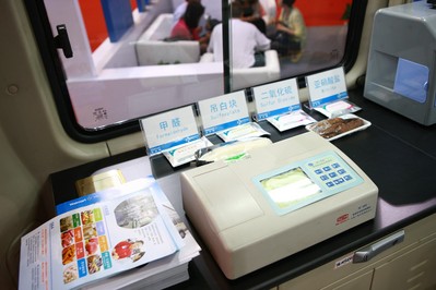 目前在廣東運(yùn)行的沃爾瑪食品安全檢測(cè)車涵蓋11項(xiàng)檢測(cè)指標(biāo)，每天至少抽檢150個(gè)樣品