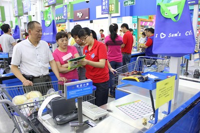 顧客踴躍選購山姆會員店商品，滿載而歸