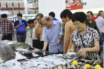 蘇州山姆會員店開業(yè)第一天，顧客選購新鮮的海鮮產(chǎn)品