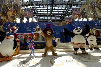 DreamWorks動畫人物于星期日在金沙城中心舉行的“金光大道度假區(qū) ─ 體驗夢工場”啟動儀式上與大批圍觀的訪客見面。圖片由Graham Uden提供。