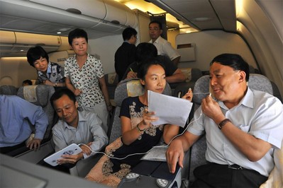 中國民航局局長李家祥通過機上互聯(lián)網(wǎng)接收中央人民廣播電臺現(xiàn)場直播采訪，向廣大聽眾問好。