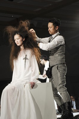 Shiseido Professional 首席美發(fā)師原田忠 (Tadashi Harada) 將率領(lǐng)創(chuàng)作團(tuán)隊(duì)，傾力演出BEAUTY ODYSSEY，引領(lǐng)觀眾經(jīng)歷一次漫長(zhǎng)的冒險(xiǎn)之旅，探求“美”的新定義。