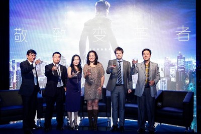 酩悅軒尼詩(shī)帝亞吉?dú)W市場(chǎng)董事 MarkEdwards、尊尼獲加品牌總監(jiān)符秀婷女士、李小龍之女Shannon Lee（李香凝）、資深媒體人陳朝華、經(jīng)濟(jì)學(xué)家郭士英以及戰(zhàn)略學(xué)教授滕斌圣合影