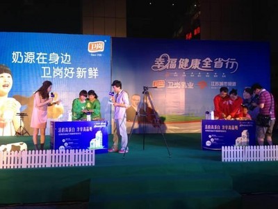 活動(dòng)現(xiàn)場(chǎng)互動(dòng)環(huán)節(jié)，消費(fèi)者用衛(wèi)崗酸奶制作水果沙拉