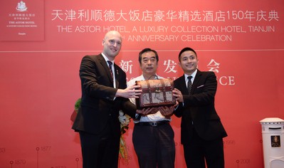 天津利順德大飯店豪華精選酒店總經(jīng)理麥勝南先生、業(yè)主代表王新建，與上海衡山路十二號豪華精選酒店代表攜手啟動“流動博物館”中國巡展