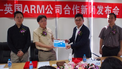 英國ARM公司亞太區(qū)項目經(jīng)理杜昕先生為達內CEO韓少云先生頒發(fā)培訓合作伙伴授權牌