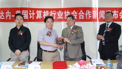 美國計算機行業(yè)協(xié)會副總裁Dennis先生為達內CEO韓少云先生頒發(fā)合作伙伴授權牌