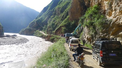 在甘肅面試?yán)铄\記希望廚師途中，遭遇地震造成的道路塌方