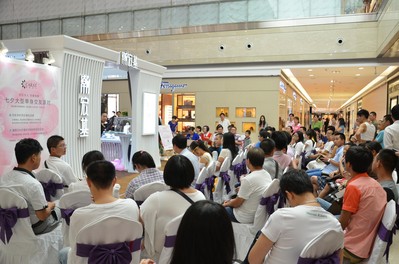 七夕，數(shù)百名單身男女齊聚“克拉女人”現(xiàn)場(chǎng)，讓珍愛相擁
