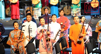 設(shè)計(jì)師與音樂家的強(qiáng)強(qiáng)聯(lián)合，整場服裝的色彩、款式、剪裁結(jié)構(gòu)和面料都貫穿古今，彰顯著每一位音樂家的獨(dú)特氣質(zhì)。