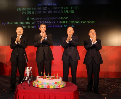 招商信諾人壽保險有限公司董事長張光華先生，美國信諾集團(tuán)全球總裁兼首席執(zhí)行官柯偉?。―avid M. Cordani）先生，招商銀行行長田惠宇先生，以及招商信諾人壽保險有限公司總經(jīng)理兼首席執(zhí)行官孫勇先生共同出席了9月11日的慶?；顒印? width=
