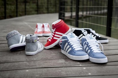 adidas Neo label 秋冬品牌大片中經(jīng)典絨面革為設(shè)計(jì)主軸的藍(lán),紅BB NEO高幫鞋，呈現(xiàn)亮眼的運(yùn)動(dòng)休閑風(fēng)格