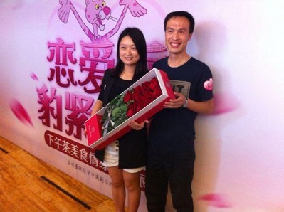 愛(ài)情如戀人手中的鮮花，在浪漫的季節(jié)綻放