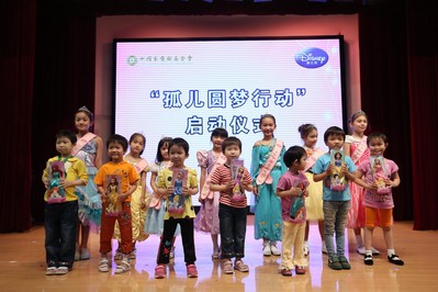 迪士尼公主形象大使向福利院女童贈送禮物，傳達迪士尼公主精神，傳遞夢想