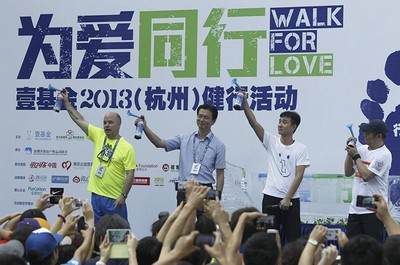 可口可樂大中華及韓國區(qū)董事長魯大衛(wèi)（左一）、壹基金創(chuàng)始人李連杰（右一）、明星志愿者文章及相關(guān)領(lǐng)導為“為愛同行”隊伍鳴響出發(fā)槍聲
