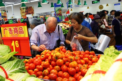 沃爾瑪云南普洱縣全新門店開(kāi)業(yè)當(dāng)日，顧客在選購(gòu)優(yōu)質(zhì)低價(jià)的生鮮商品