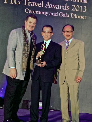新加坡文華大酒店經(jīng)理 Danny Wong 先生接受「新加坡最佳城市旅館 (Best City Hotel - Singapore)」獎。