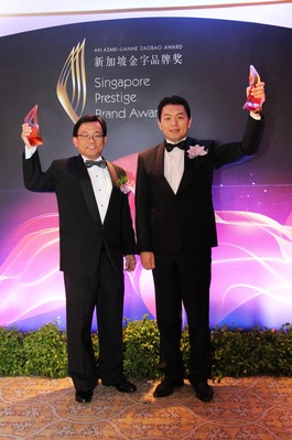OUE Hospitality REIT Management 的執(zhí)行長 Chong Kee Hiong 先生代表君華酒店集團(tuán)在頒獎典禮上接受獎項(xiàng)。