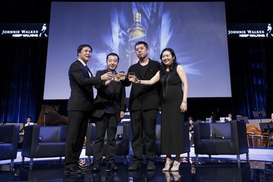 七匹狼創(chuàng)始人周少雄、賈樟柯導(dǎo)演、建筑設(shè)計(jì)師馬巖松、尊尼獲加品牌總監(jiān)符秀婷女士共同合影