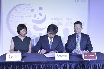 多樣屋加入中國獎勵統(tǒng)一積分計劃簽約儀式（左1：中國獎勵首席執(zhí)行官吳限女士、左2：銀聯(lián)商務總裁李曉峰先生、右1：多樣屋副總裁王三朋先生）