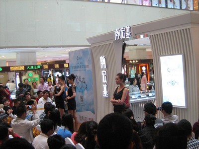 珍愛網(wǎng)攜手潮宏基克拉女人活動現(xiàn)場，氣質(zhì)美女媲美克拉美鉆
